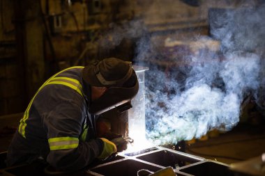 Kaynak çelik fabrikasında adam