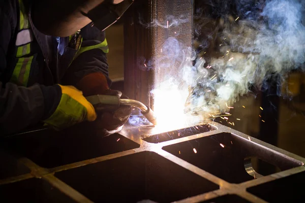 Mann Schweißt Stahl Einer Fabrik — Stockfoto