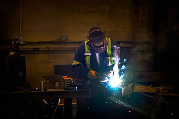 Mann Schweißt Stahl Einer Fabrik — Stockfoto