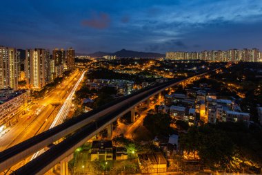 Long Ping bölgesindeki Hong Kong demiryolu.