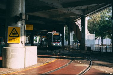 HONG KONG - 2 HAZİRAN 2020 Tuen Mun 'da trafik yoğun. Bu bölgede eşi benzeri olmayan bir nakliye aracı..