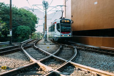 HONG KONG - 23 Ocak 2020 Tuen Mun 'da trafik yoğun. Bu bölgede eşi benzeri olmayan bir nakliye aracı..