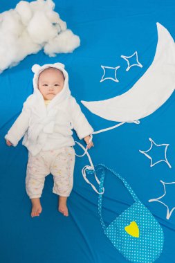 Bebek kız ay ve yıldızlarla oynuyor