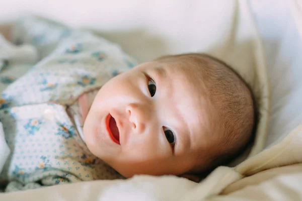 Asiatisch Baby Mädchen Auf Bett Mit Süß Gesicht — Stockfoto
