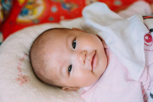 Asiatisch Baby Mädchen Auf Bett Mit Süß Fac — Stockfoto
