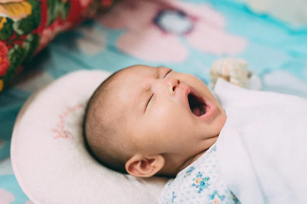 Baby Meisje Met Slapend Gezicht — Stockfoto