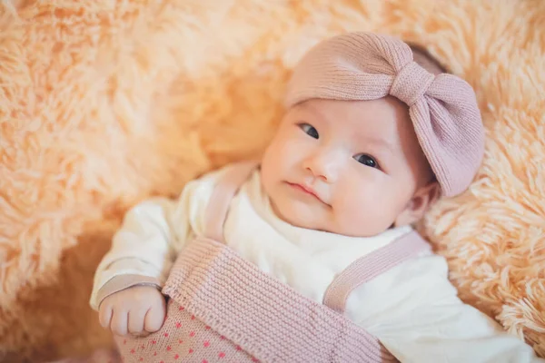 Asiatisch Baby Mädchen Auf Bett Mit Süß Gesicht — Stockfoto