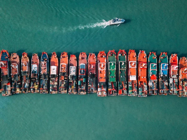 Vrachtschepen Parkeren Bij Oceaan — Stockfoto