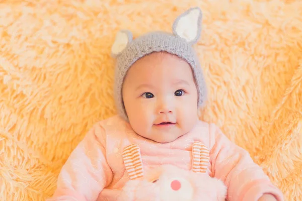 Asiatique Bébé Fille Sur Lit Avec Mignon Fac — Photo