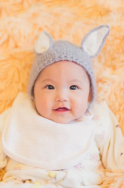 Asiatisch Baby Mädchen Auf Bett Mit Süß Gesicht — Stockfoto