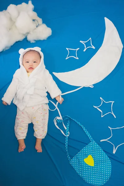 Bébé Fille Jouer Avec Lune Étoiles — Photo