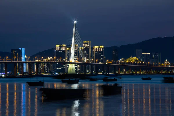 香港晚上沿海岸线的大桥 图库照片