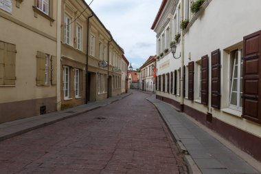 Vilnius, Litvanya-Ağustos 21, 2017:Bernardine yaz öğleden sonra Vilnius, Litvanya, Avrupa'nın Batı sokak görünümü