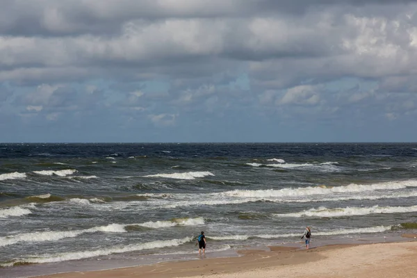Пляж Балтийского моря с облачным небом на курорте Паланга — стоковое фото