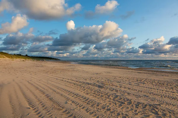 Praia do Mar Báltico com céu nublado no verão — Fotografia de Stock