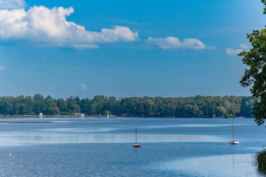 Tychy yakınlarındaki Paprocanskie Gölü 'nün insansız hava aracı görüntüsü açık sonbahar günü, Silezya Voyvodalığı, Polonya ve Avrupa