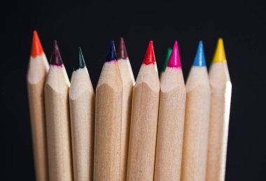 Boya kalemi siyah arka plan üzerine yakın çekim