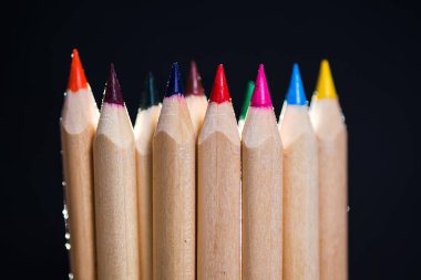 Boya kalemi siyah arka plan üzerine yakın çekim