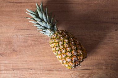 Ahşap masa üzerinde tüm ananas
