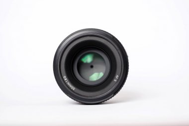 Beyaz arka planda sabit kamera lensi