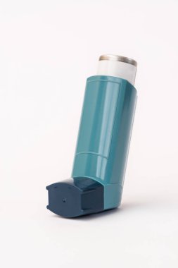 Taşınabilir astım inhaler beyaz arka plan üzerinde izole