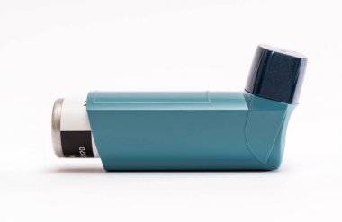 Taşınabilir astım inhaler beyaz arka plan üzerinde izole