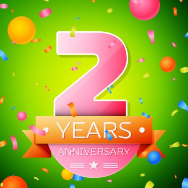 Gerçekçi iki yıl yıldönümü kutlama tasarım. Pembe numaraları ve altın şerit, yeşil zemin üzerine konfeti. Doğum günü partin için renkli vektör şablon öğeleri