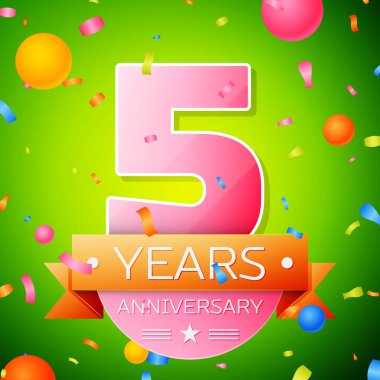 Gerçekçi beş yıl yıldönümü kutlama tasarım. Pembe numaraları ve altın şerit, yeşil zemin üzerine konfeti. Doğum günü partin için renkli vektör şablon öğeleri