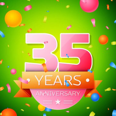 Gerçekçi otuz beş yıl yıldönümü kutlama tasarım. Pembe numaraları ve altın şerit, yeşil zemin üzerine konfeti. Doğum günü partin için renkli vektör şablon öğeleri