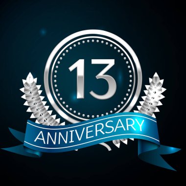 Gerçekçi onüç yıl yıldönümü kutlama tasarımı ile gümüş yüzük ve Laurel Wreath, mavi şerit mavi arka plan üzerinde. Renkli vektör şablon öğeleri Doğum günü kutlamak için parti