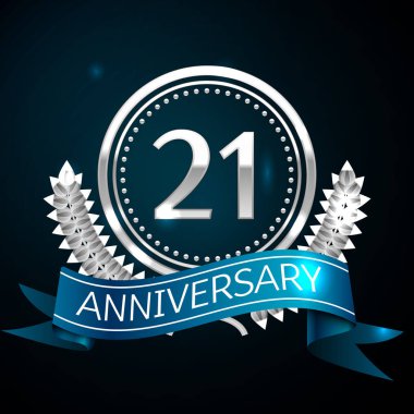 Gerçekçi yirmi bir yıl yıldönümü kutlama tasarımı ile gümüş yüzük ve Laurel Wreath, mavi şerit mavi arka plan üzerinde. Renkli vektör şablon öğeleri Doğum günü kutlamak için parti