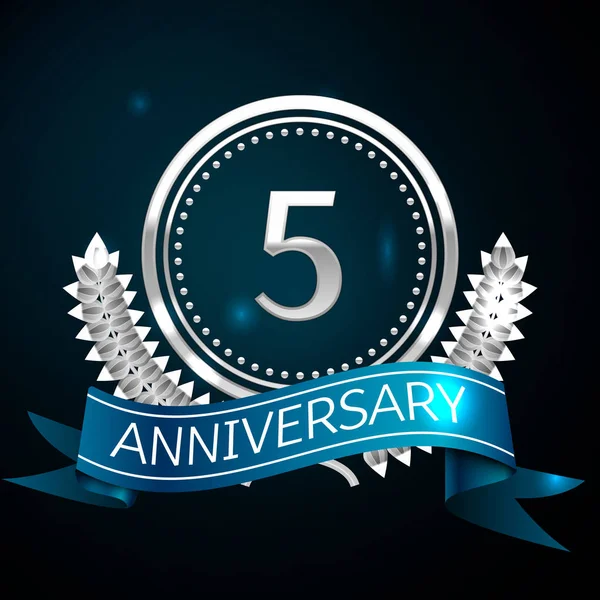 Gerçekçi beş yıl yıldönümü kutlama tasarım gümüş halkalı ve Laurel Wreath, mavi şerit mavi arka plan üzerinde. Renkli vektör şablon öğeleri Doğum günü kutlamak için parti