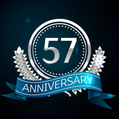 Gerçekçi elli yedi yıl yıldönümü kutlama tasarımı ile gümüş yüzük ve Laurel Wreath, mavi şerit mavi arka plan üzerinde. Renkli vektör şablon öğeleri Doğum günü kutlamak için parti