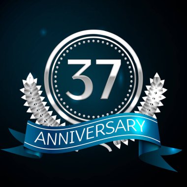 Gerçekçi otuz yedi yıl yıldönümü kutlama tasarımı ile gümüş yüzük ve Laurel Wreath, mavi şerit mavi arka plan üzerinde. Renkli vektör şablon öğeleri Doğum günü kutlamak için parti