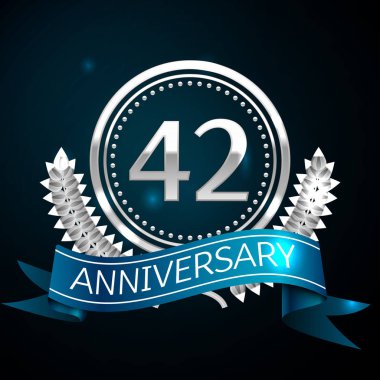 Gerçekçi kırk iki yıl yıldönümü kutlama tasarımı ile gümüş yüzük ve Laurel Wreath, mavi şerit mavi arka plan üzerinde. Renkli vektör şablon öğeleri Doğum günü kutlamak için parti