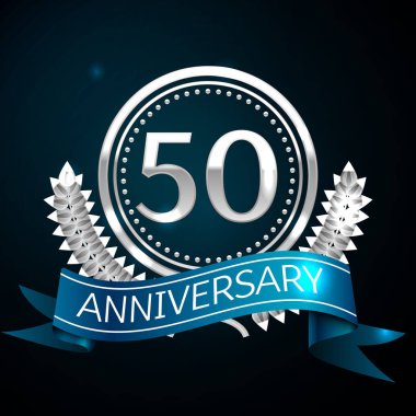 Gerçekçi elli yıl yıldönümü kutlama tasarım gümüş halkalı ve Laurel Wreath, mavi şerit mavi arka plan üzerinde. Renkli vektör şablon öğeleri Doğum günü kutlamak için parti