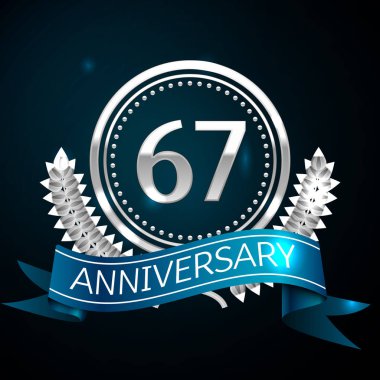 Gerçekçi altmış yedi yıl yıldönümü kutlama tasarımı ile gümüş yüzük ve Laurel Wreath, mavi şerit mavi arka plan üzerinde. Renkli vektör şablon öğeleri Doğum günü kutlamak için parti