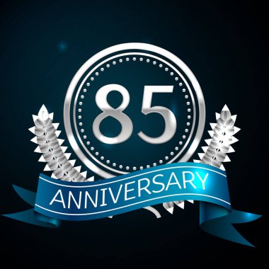 Gerçekçi seksen beş yıl yıldönümü kutlama tasarımı ile gümüş yüzük ve Laurel Wreath, mavi şerit mavi arka plan üzerinde. Renkli vektör şablon öğeleri Doğum günü kutlamak için parti