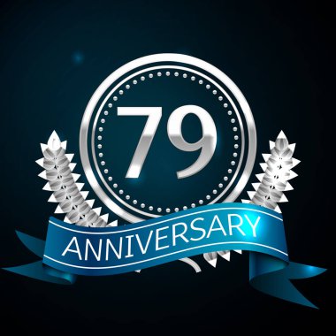 Gerçekçi yetmiş dokuz yıl yıldönümü kutlama tasarımı ile gümüş yüzük ve Laurel Wreath, mavi şerit mavi arka plan üzerinde. Renkli vektör şablon öğeleri Doğum günü kutlamak için parti