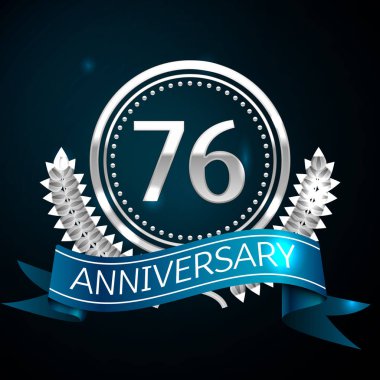 Gerçekçi yetmiş altı yıl yıldönümü kutlama tasarımı ile gümüş yüzük ve Laurel Wreath, mavi şerit mavi arka plan üzerinde. Renkli vektör şablon öğeleri Doğum günü kutlamak için parti