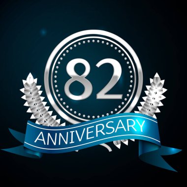 Gerçekçi seksen iki yıl yıldönümü kutlama tasarımı ile gümüş yüzük ve Laurel Wreath, mavi şerit mavi arka plan üzerinde. Renkli vektör şablon öğeleri Doğum günü kutlamak için parti