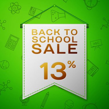 Gerçekçi gri flama yazıt için okul satış on üç yüzde indirim sırtında yeşil arka plan ile. Okul elemanları ile Seamless modeli. Satılık konsept mağaza mağaza için. Vektör çizim