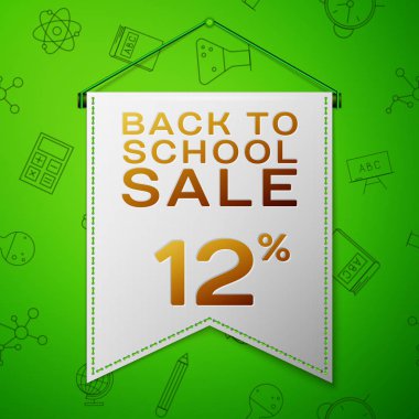 Gerçekçi gri flama yazıt için okul satış on iki yüzde indirim sırtında yeşil arka plan ile. Okul elemanları ile Seamless modeli. Satılık konsept mağaza mağaza için. Vektör çizim