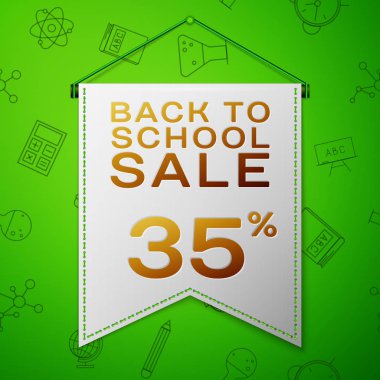 Geri için okul satış otuz beş yüzde indirim yeşil arka plan üzerinde yazıt ile gerçekçi gri flama. Okul elemanları ile Seamless modeli. Satılık konsept mağaza mağaza için. Vektör çizim