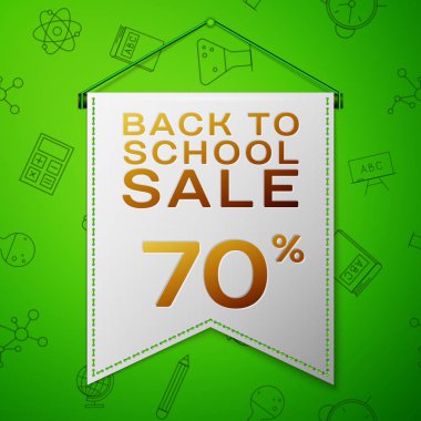 Gerçekçi gri flama yazıt için okul satış % 70'i indirimler sırtında yeşil arka plan ile. Okul elemanları ile Seamless modeli. Satılık konsept mağaza mağaza için. Vektör çizim