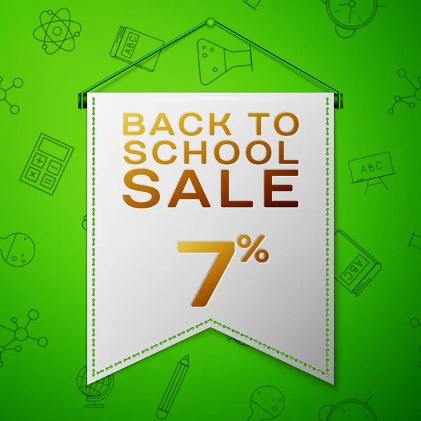 Gerçekçi gri flama yazıt için okul satış yüzde yedi indirimler sırtında yeşil arka plan ile. Okul elemanları ile Seamless modeli. Satılık konsept mağaza mağaza için. Vektör çizim