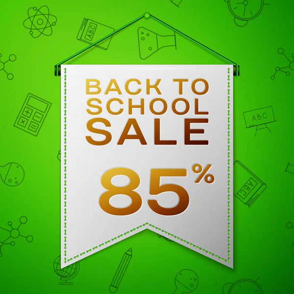 Geri için okul satış seksen beş yüzde indirim yeşil arka plan üzerinde yazıt ile gerçekçi gri flama. Okul elemanları ile Seamless modeli. Satılık konsept mağaza mağaza için. Vektör çizim