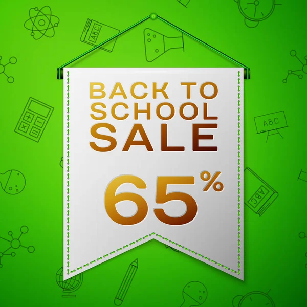 Geri için okul satış altmış beş yüzde indirim yeşil arka plan üzerinde yazıt ile gerçekçi gri flama. Okul elemanları ile Seamless modeli. Satılık konsept mağaza mağaza için. Vektör çizim