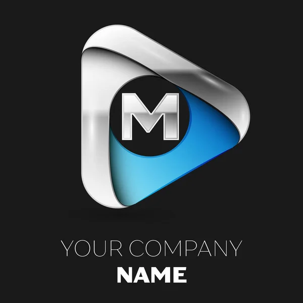 Letra de plata realista M símbolo del logotipo en forma de triángulo azul plateado sobre fondo negro. Plantilla vectorial para su diseño — Archivo Imágenes Vectoriales