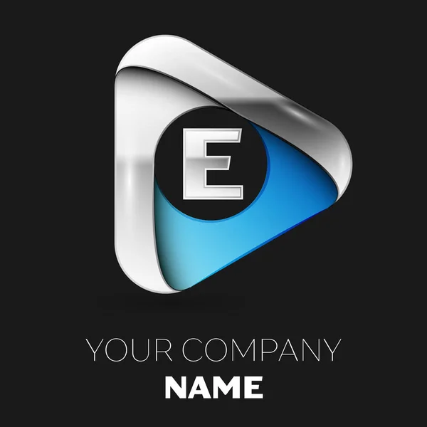 Realistické stříbrné písmeno E logo symbol v silver modrý trojúhelníkový tvar na černém pozadí. Vektor šablona pro návrh — Stockový vektor